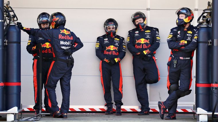 El equipamiento habitual de los mecánicos en calle de boxes será igual, es suficiente