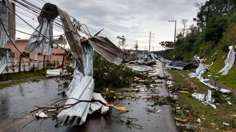 FOTO: Al menos nueve muertes por un ciclón en Florianópolis.