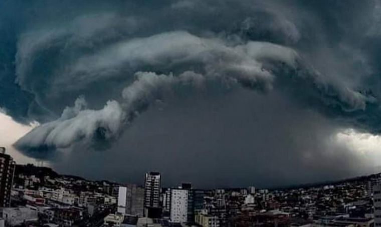 FOTO: Al menos nueve muertes por un ciclón en Florianópolis.