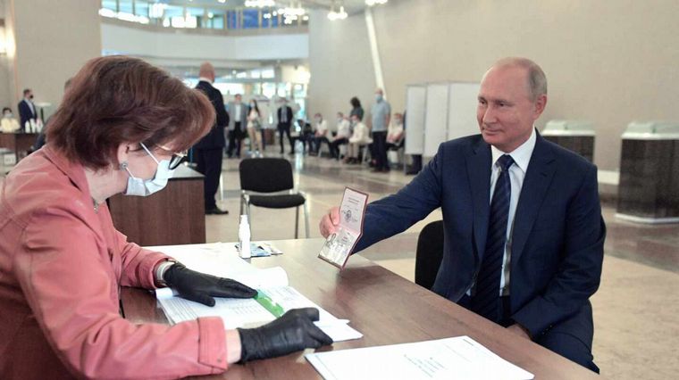 Vladímir Putin votó en un referéndum clave para su futuro político (EFE).