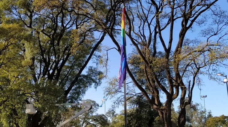 AUDIO: Izaron la bandera LGBT en otro mástil del Parque Sarmiento