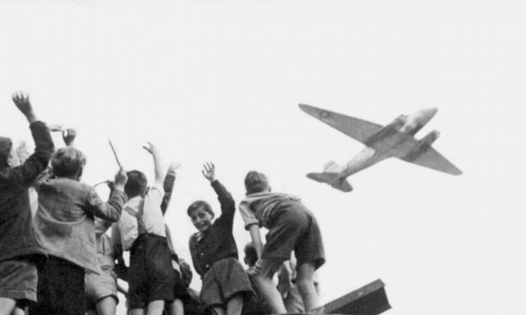 En la Alemania postrada los aviones aliados tiraban comida, en vez de bombas