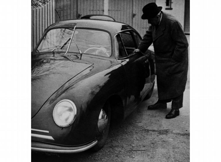 El ingeniero Ferdinand Porsche con un 356, cerca de su final, con la salud afectada