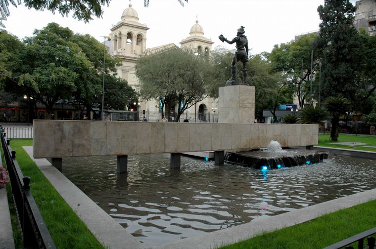La estatua de Jerónimo Luis de Cabrera, el fundador de la ciudad de Córdoba.