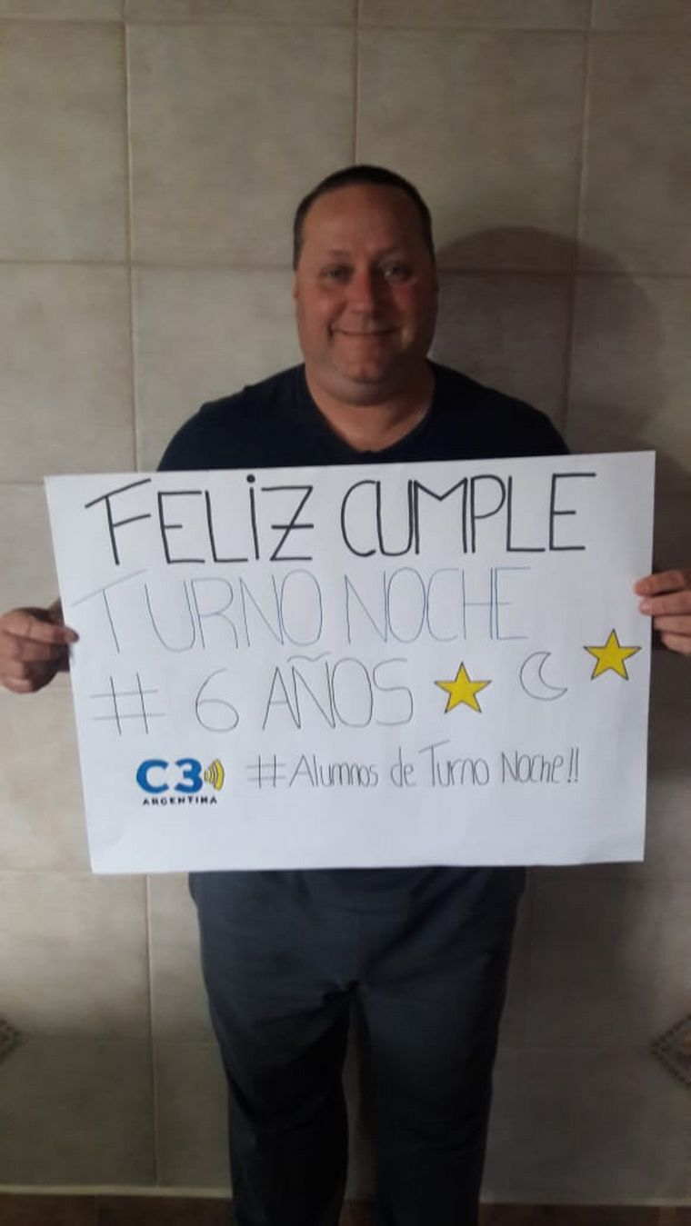 Los oyentes enviaron sus fotos saludando a Turno Noche en su cumpleaños.