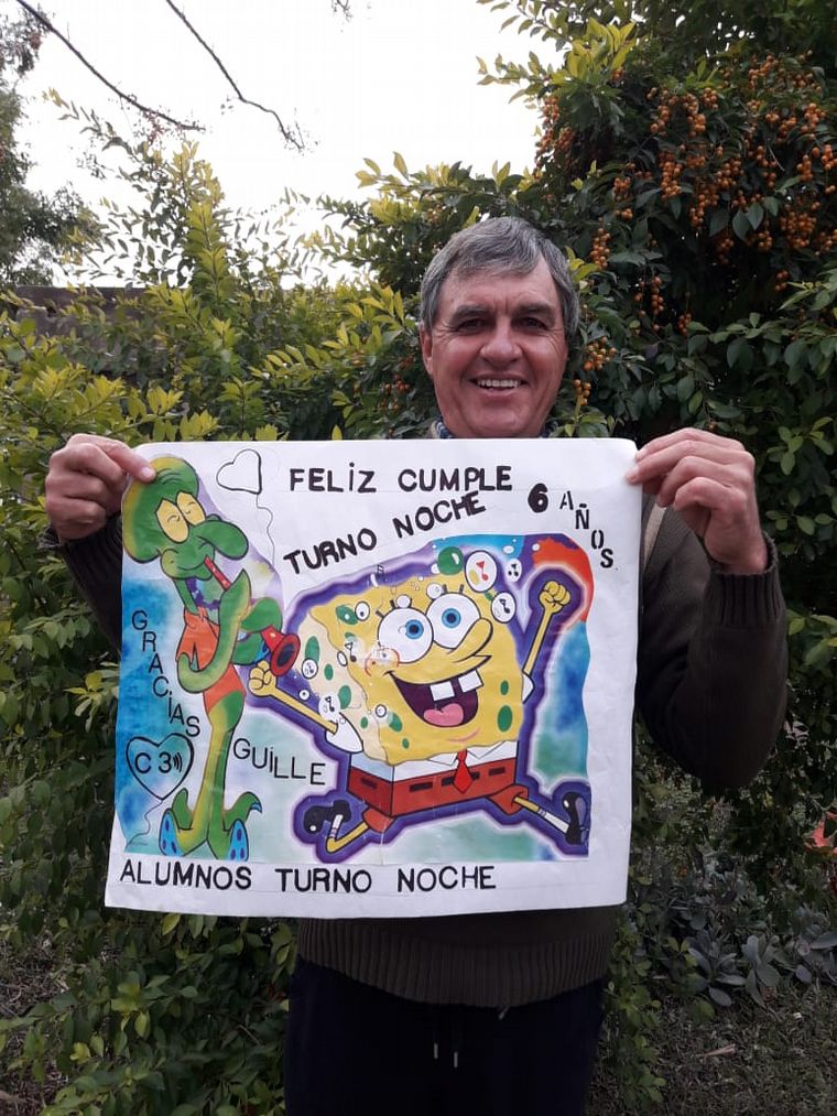 Los oyentes enviaron sus fotos saludando a Turno Noche en su cumpleaños.