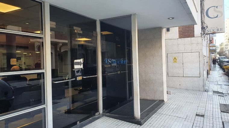 Alerta en la Clínica Sucre por tres médicos con coronavirus.