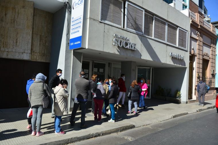 Hisopan a personal de la Clínica Sucre por nueve positivos de coronavirus.