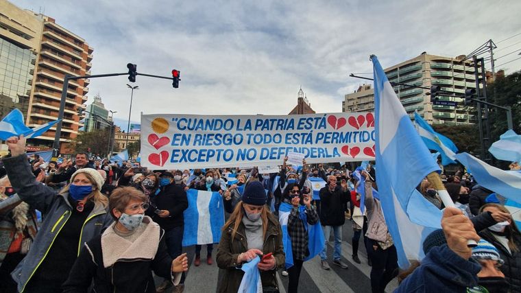FOTO: Banderazo en contra del Gobierno nacional en Córdoba.