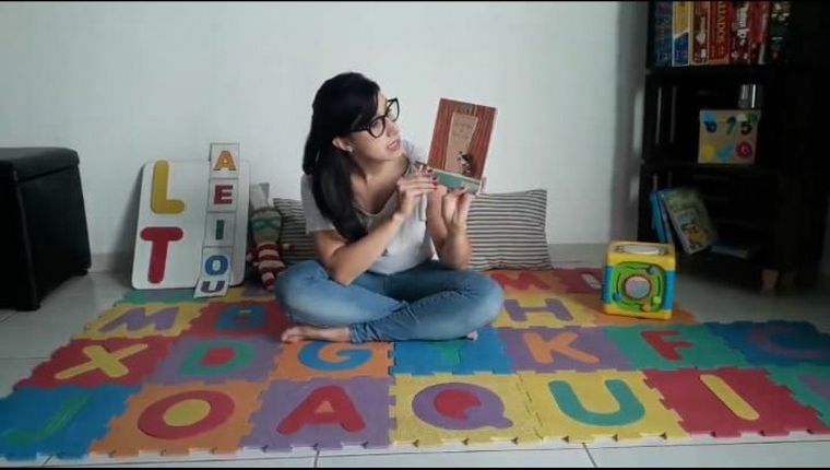 Emilia Molina da sus clases vía Zoom