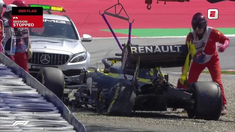 FOTO: La grúa retira el auto de Ricciardo