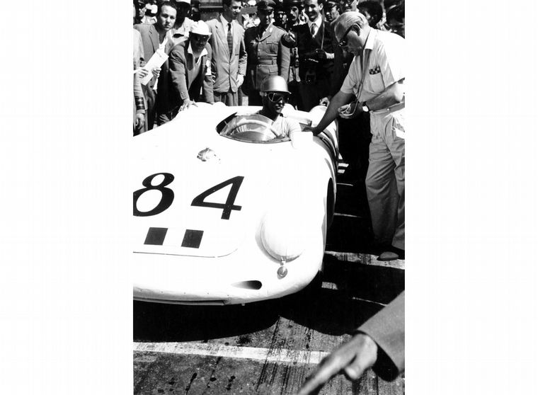 Umberto Maglioli listo para ganar la Targa Florio de 1956 