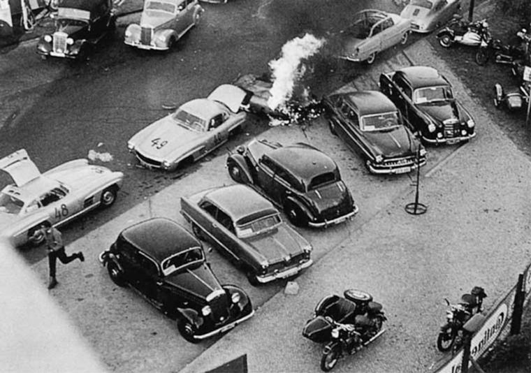 El piloto fue despedido del auto y cayó sobre unos arbustos