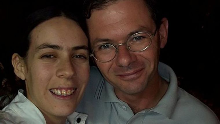 Romina es hermana de Julián y le ofreció su vientre para que pueda tener una hija.