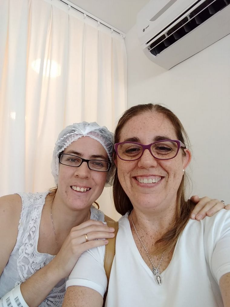 Romina y Andrea durante el tratamiento en una clínica cordobesa.