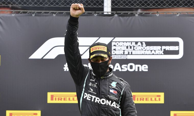 Hamilton celebra su 85° victoria de F1 en el podio del GP de Estiria