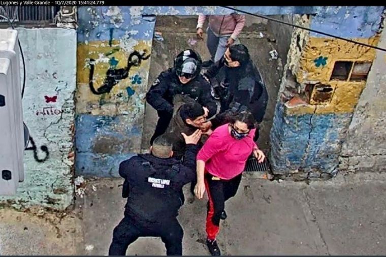 La Policía logró salir de barrio con el delincuente en cuestión.