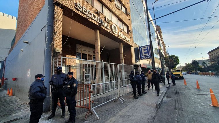 Intenso cordón policial en las inmediaciones de la sede de la UTA Córdoba.