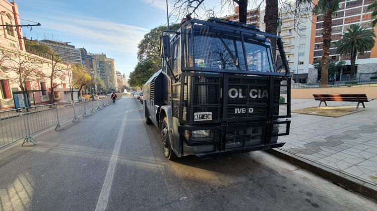 FOTO: Intenso cordón policial en las inmediaciones de la sede de la UTA Córdoba.