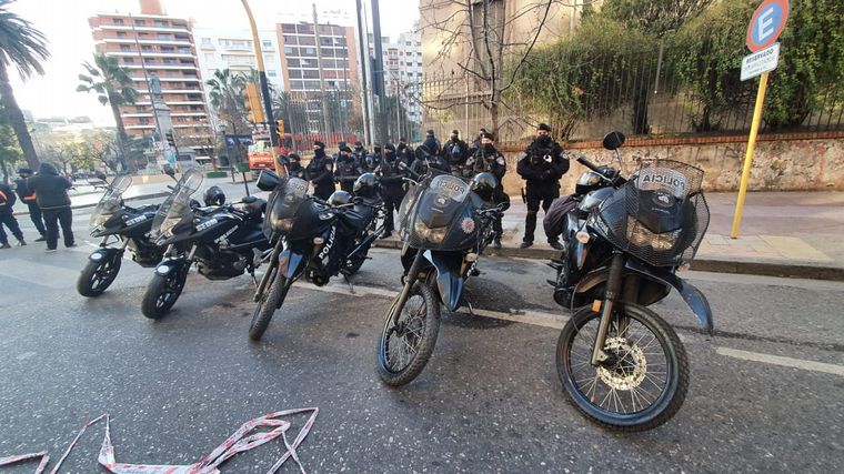 Intenso cordón policial en las inmediaciones de la sede de la UTA Córdoba.