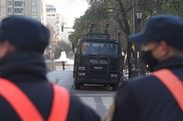 Intenso cordón policial en las inmediaciones de la sede de la UTA Córdoba.