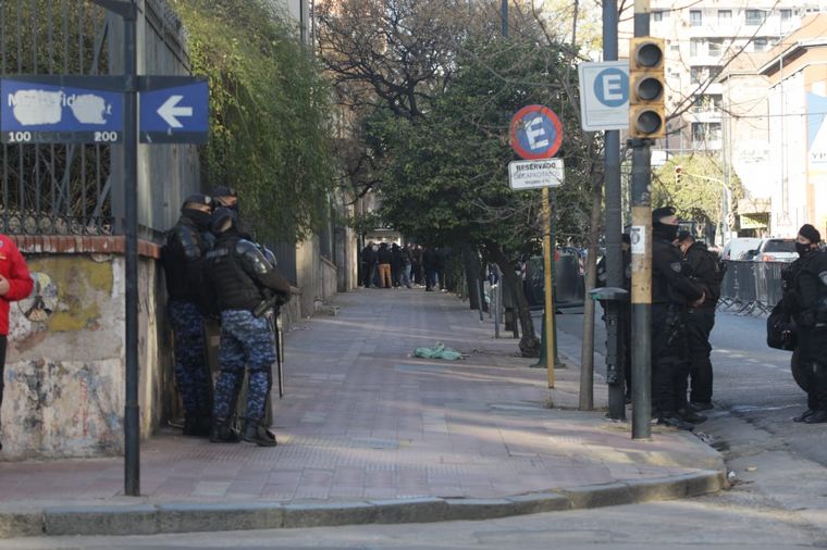 Intenso cordón policial en las inmediaciones de la sede de la UTA Córdoba.