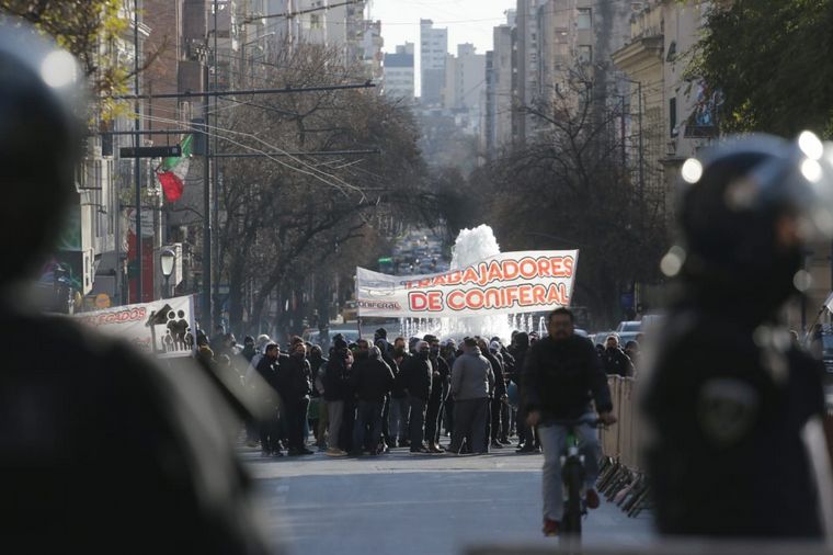 Intenso cordón policial en las inmediaciones de la sede de la UTA Córdoba.