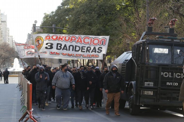 Intenso cordón policial en las inmediaciones de la sede de la UTA Córdoba.