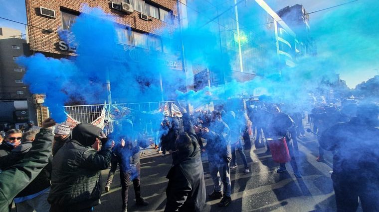Ruidosa asamblea de choferes frente a la sede de UTA en Córdoba.