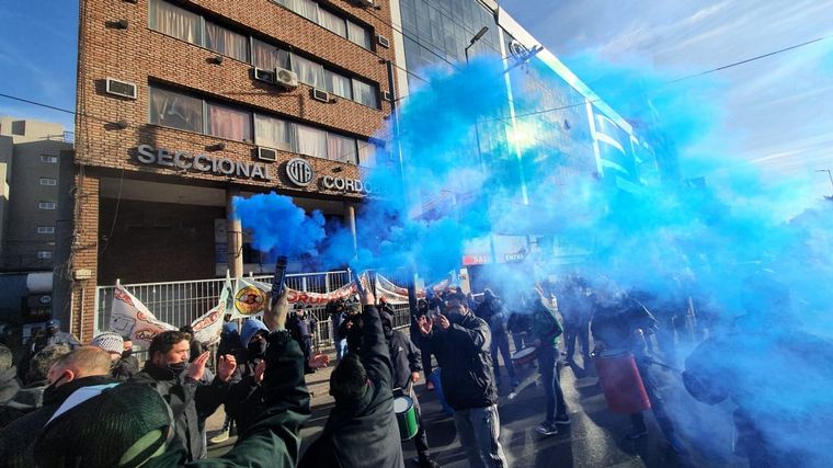 Ruidosa asamblea de choferes frente a la sede de UTA en Córdoba.