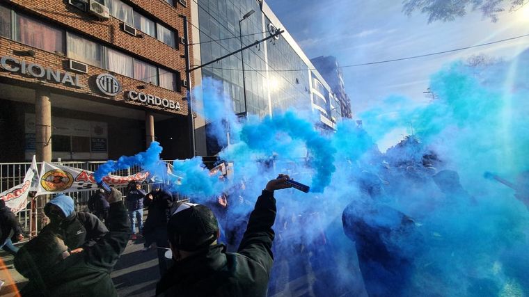 Ruidosa asamblea de choferes frente a la sede de UTA en Córdoba.