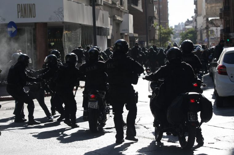 FOTO: Incidentes entre la Policía y choferes de UTA en Córdoba.