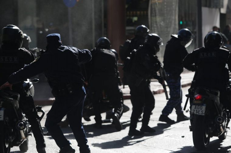 Distubios en la protesta de choferes de UTA frente a la Municipalidad de Córdoba