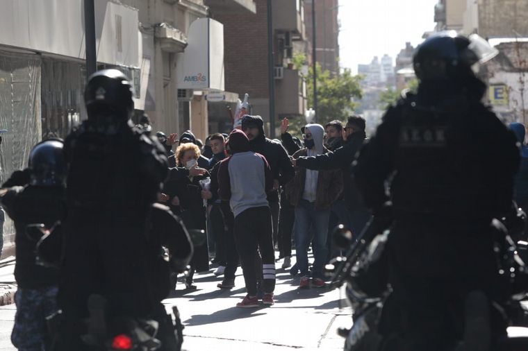 FOTO: Distubios en la protesta de choferes de UTA frente a la Municipalidad de Córdoba