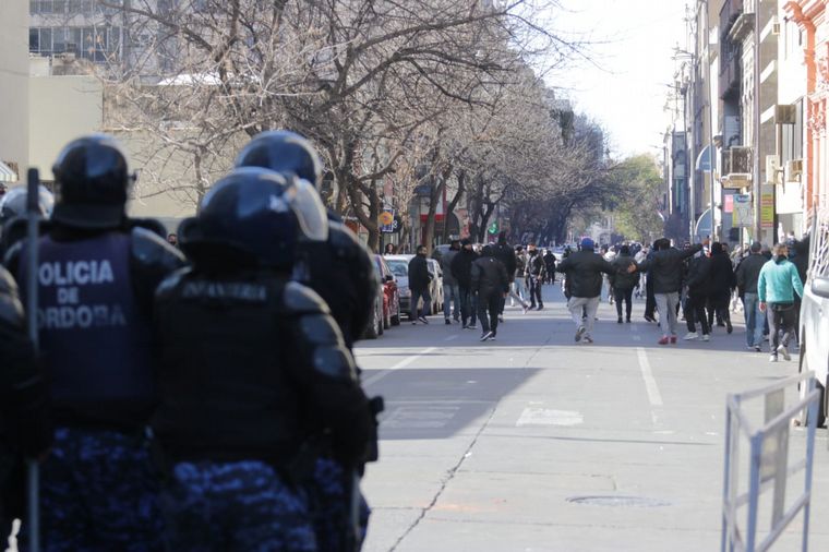 Incidentes entre la Policía y choferes de UTA en Córdoba.