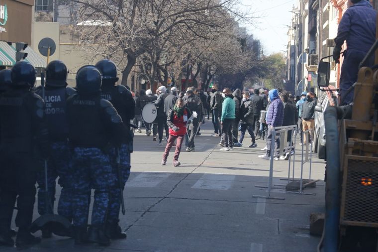 Incidentes entre la Policía y choferes de UTA en Córdoba.