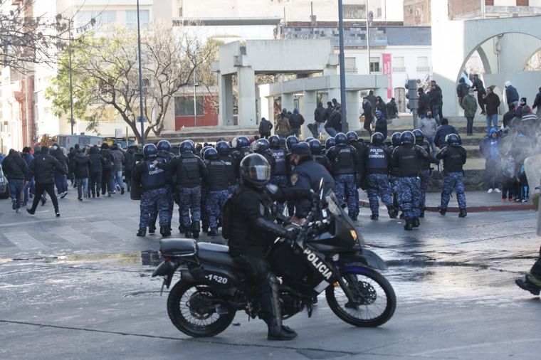 FOTO: Secuencia de imágenes de los disturbios en la marcha de UTA