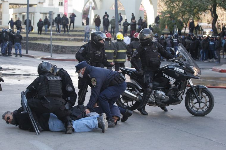 Secuencia de imágenes de los disturbios en la marcha de UTA