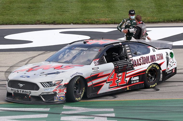 El piloto de Ford ganó su primera carrera en el Kentucky Speedway