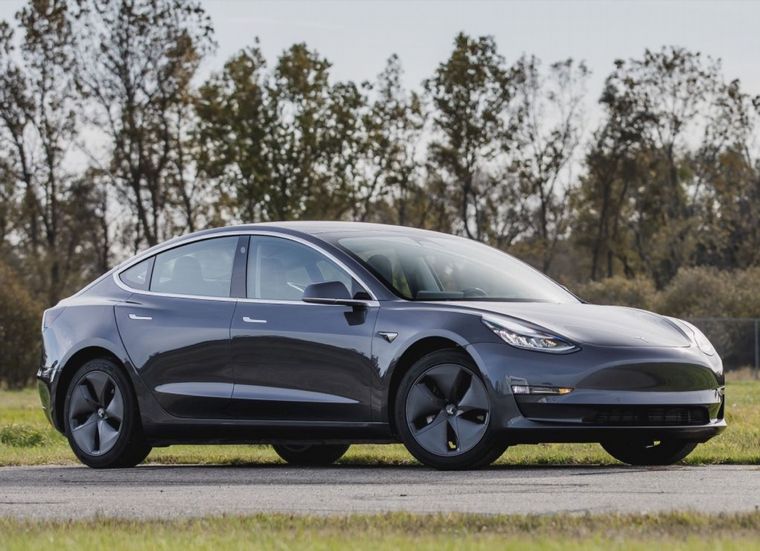 Tesla Model 3  es un automóvil eléctrico sedán de cinco plazas
