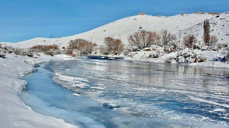 FOTO: Se congelaron las aguas del río Pichi Leufú (Foto: Silvana Marquez)