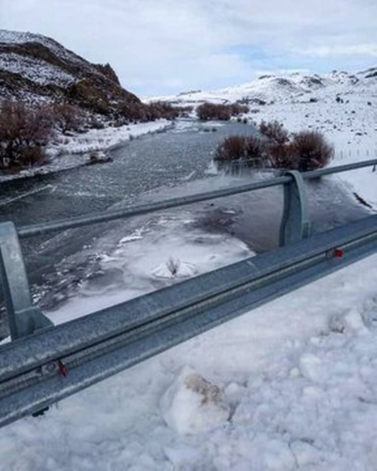 FOTO: Frío extremo: se congeló el río Pichi Leufú.