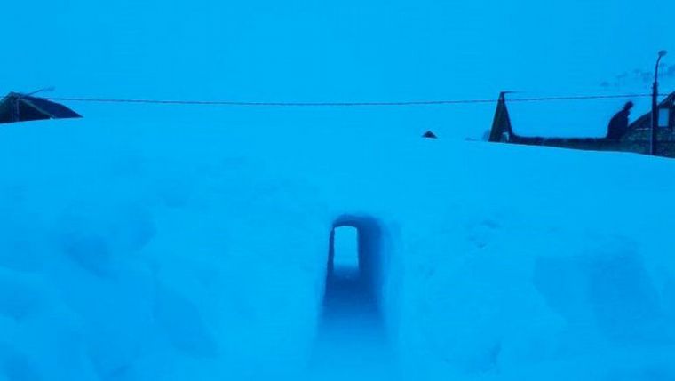 FOTO: Un instructor de esquí construyó un túnel para salir de su casa en Caviahue