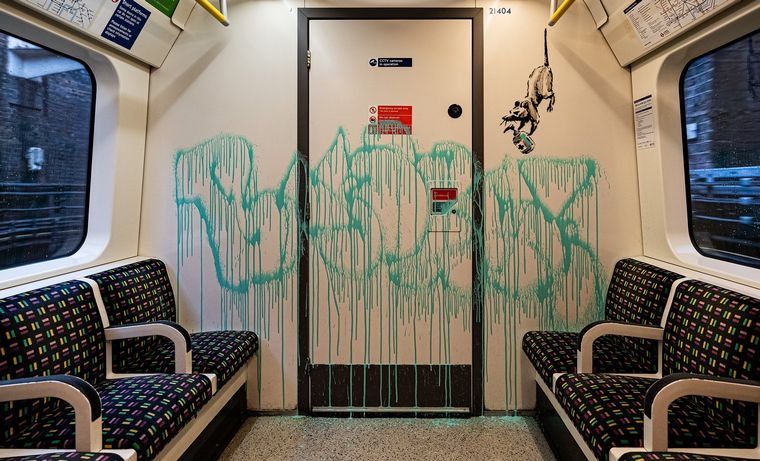Banksy dejó un mensaje en el metro de Londres.