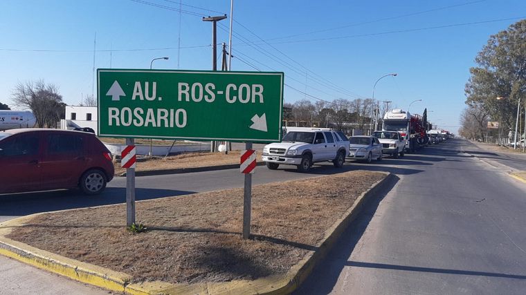 Largas filas por la restricción en los accesos a Bell Ville.