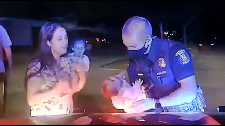 Un policía salvó a una beba que se asfixiaba en Michigan.