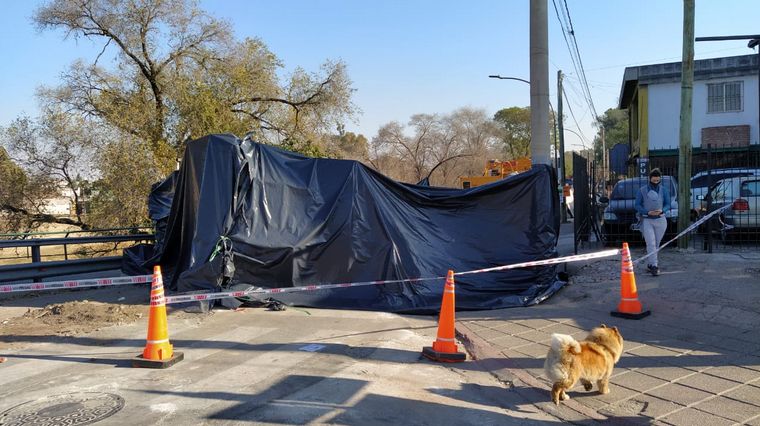 Se hundió una grúa y hay corte de tránsito en Octavio Pinto