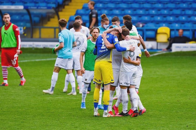 Los jugadores del Leeds celebran el triunfo que los dejó a un paso de la Premier