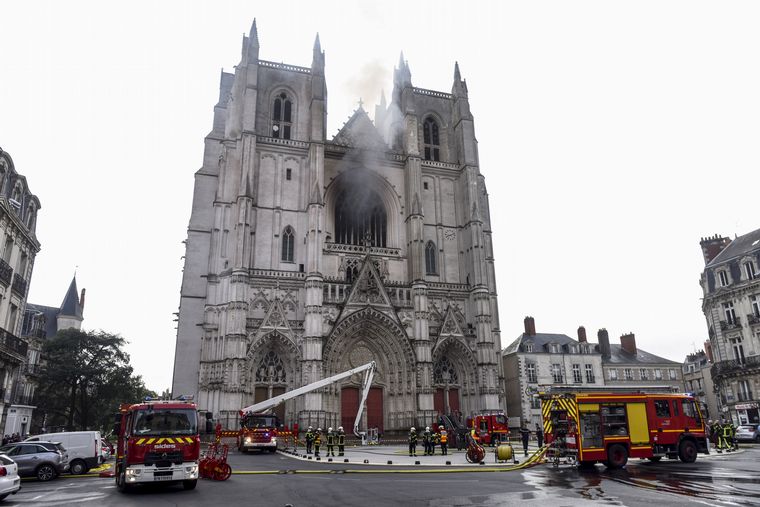 Se incendió la catedral gótica de Nantes en Francia