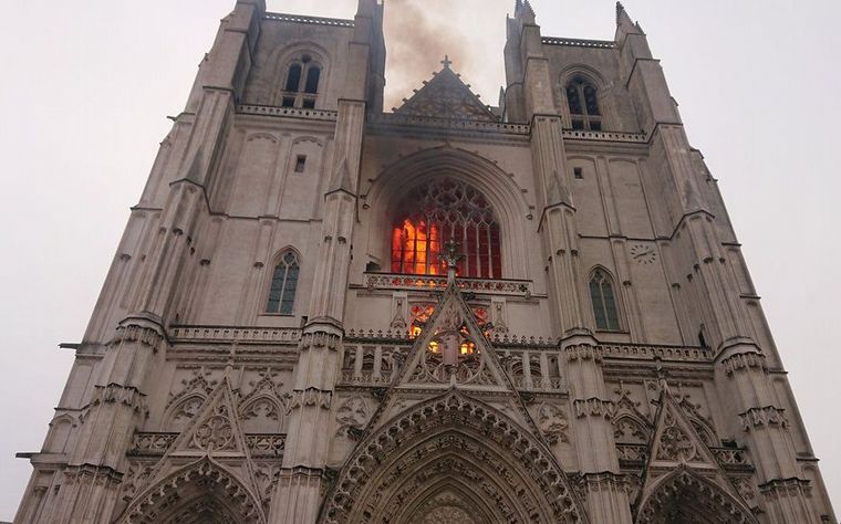 Se incendió la catedral gótica de Nantes en Francia